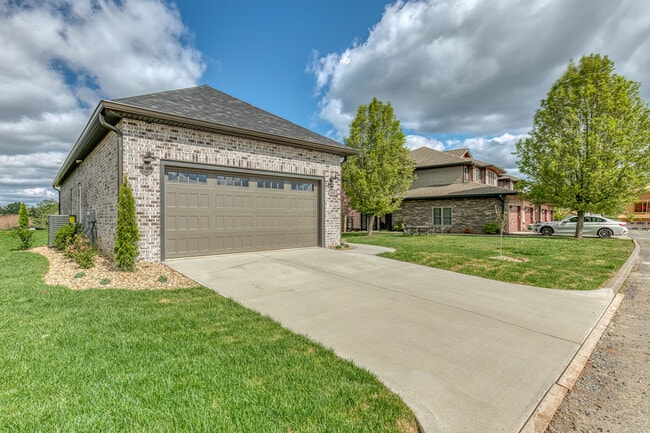 Building Photo - 307 Monroe Dr