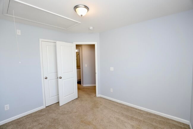 Building Photo - 1009 Providence Plantation Dr