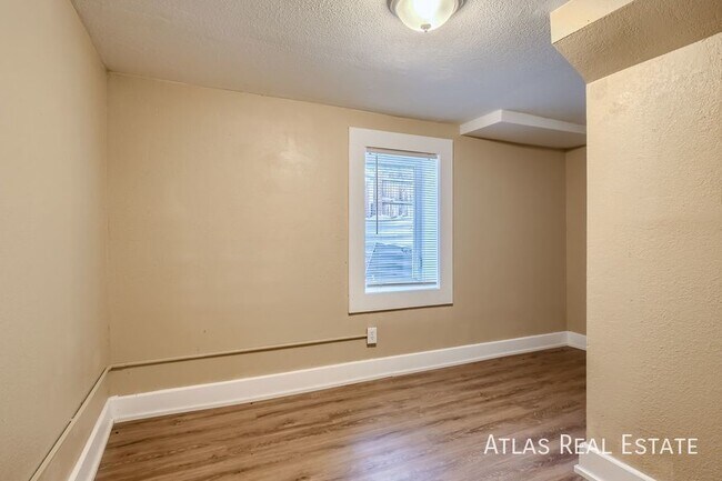 Building Photo - Beautifully Updated 2 Bedroom, 1 Bathroom!...