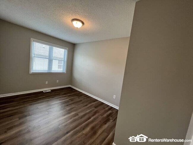 Building Photo - Fully Updated 3 Bedroom Condo in Universit...