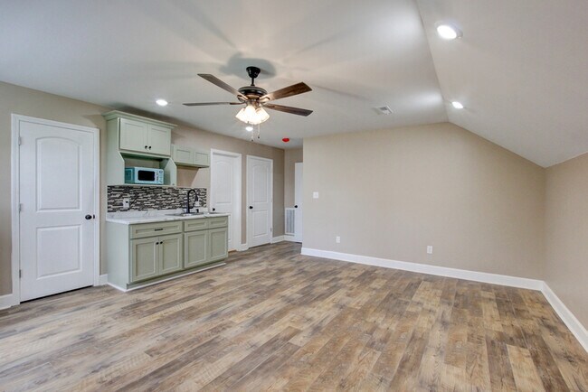 Building Photo - 135 Riverbend Dr