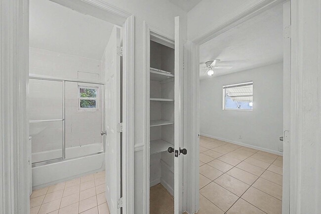 Building Photo - 301 SE 21st Ave