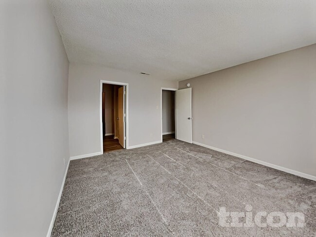 Building Photo - 940 Ravine Dr