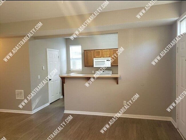 Building Photo - Spacious Remodeled 2 Bed/2 Bath in Lawrenc...