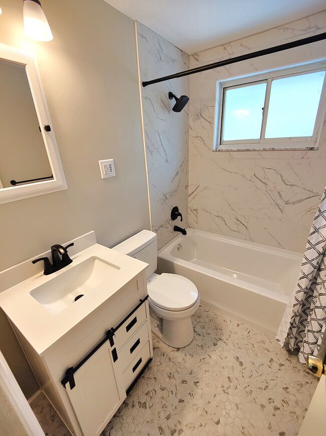 Building Photo - *Well-Maintained & Spacious 3BD/1.5BA Single Family Home Available in Baldwin*