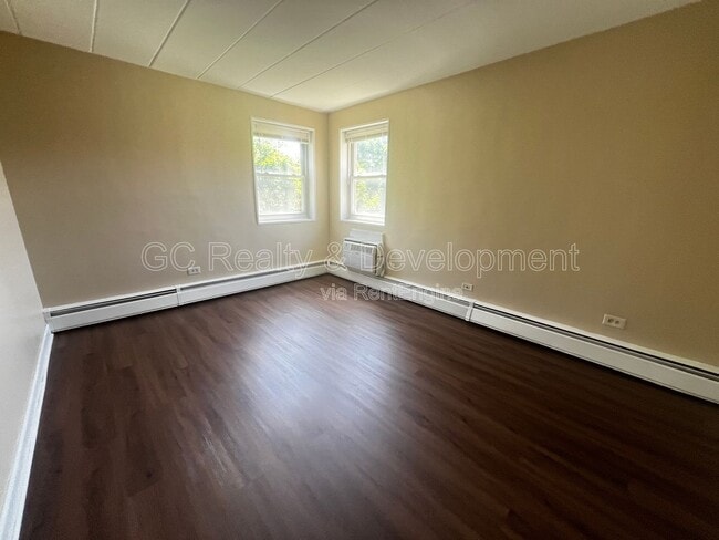 Building Photo - 6160 N Damen Ave