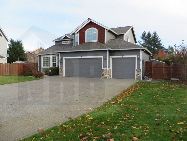 Building Photo - Gorgeous 4 bedroom House in a highly desir...