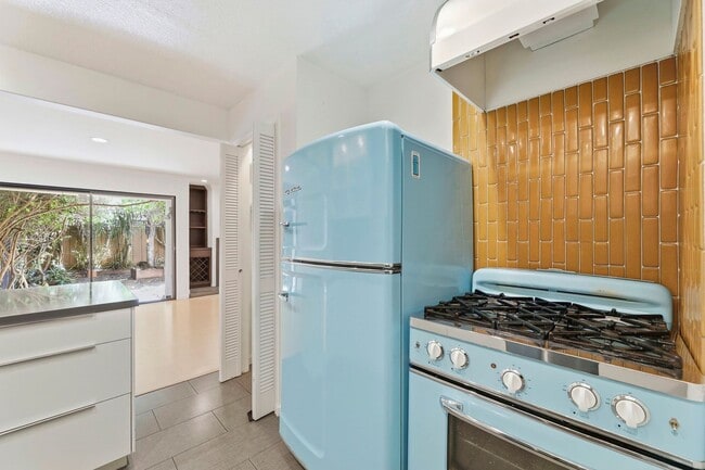 Building Photo - 2 Bedroom Townhome with Private Yard and 2 Car Garage in Santa Clara