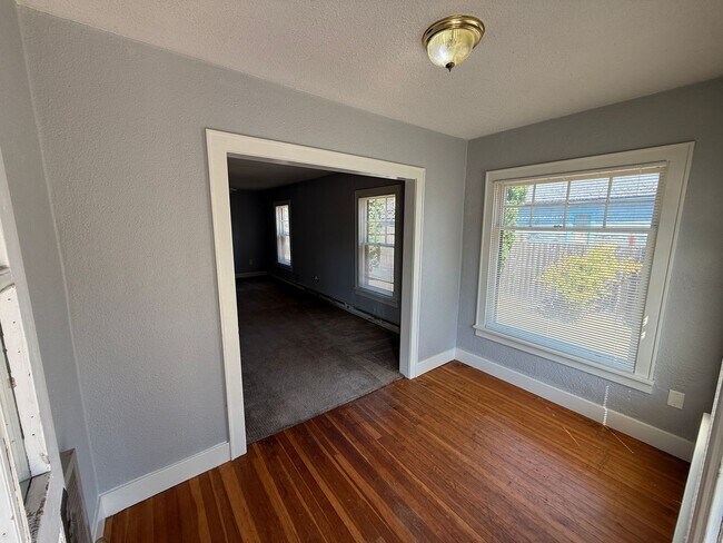 Building Photo - 844 D St