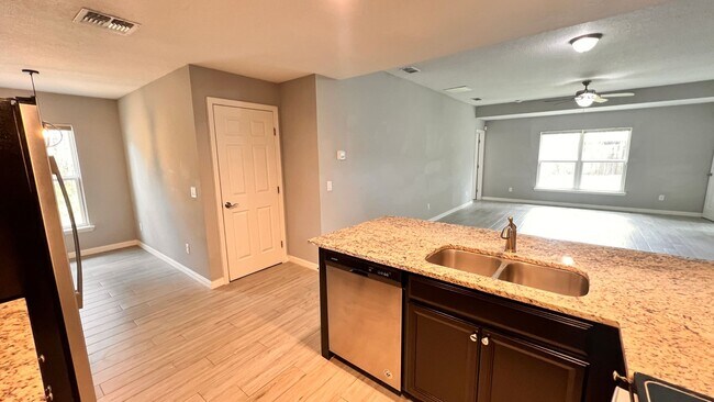 Building Photo - BEAUTIFUL 3/2 w/ office HOME in Deltona!