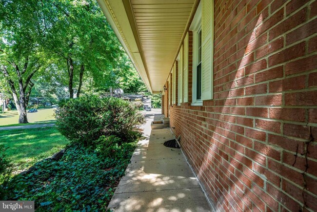 Building Photo - 8916 Braeburn Dr