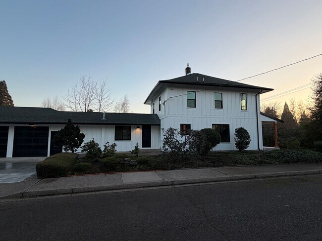 Building Photo - WAL2 - FULLY renovated 3 bed 1.5 bath on OAKWAY!