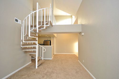 Building Photo - Gorgeous 2 Bedroom/2 Bathroom Condo with L...