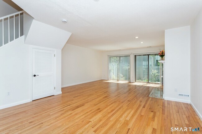 Building Photo - 33 Strathmore Ln