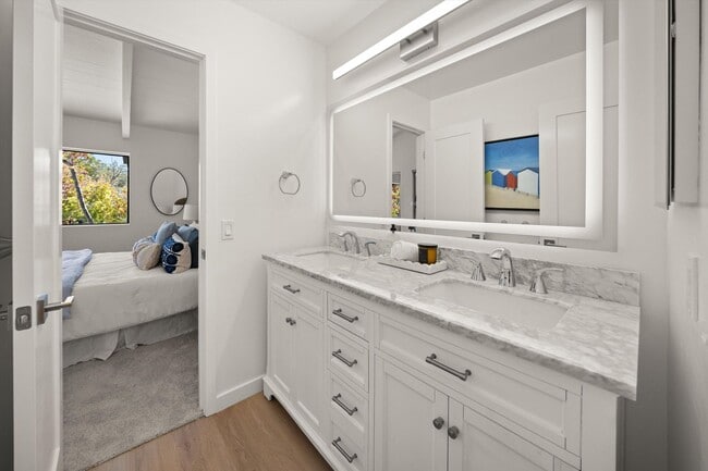 Building Photo - The Highlands 2 bdrm Condo