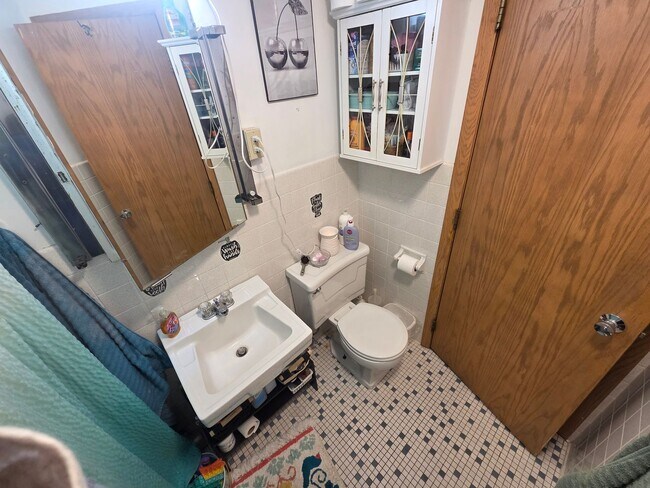 Building Photo - Available August! - 2 Bed 1 Bath Apartment