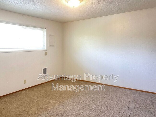 Building Photo - 365 Jackson St W