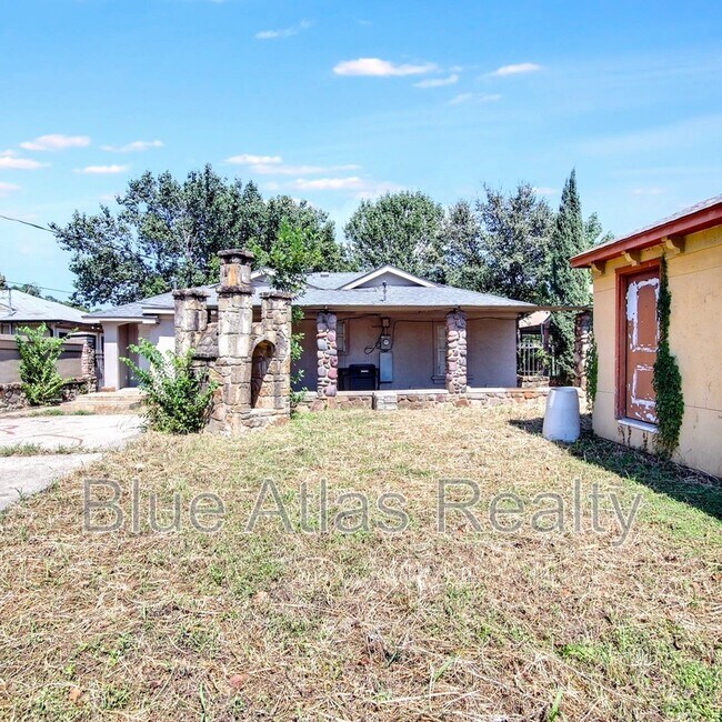 Building Photo - 7838 Maxwell Ave