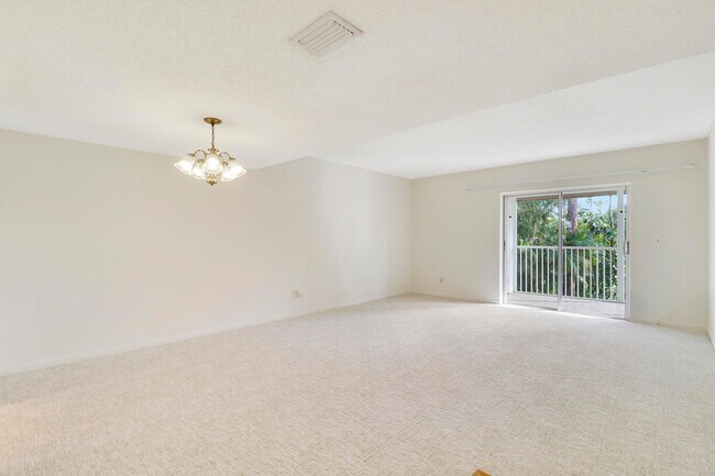 Building Photo - 18081 SE Country Club Dr