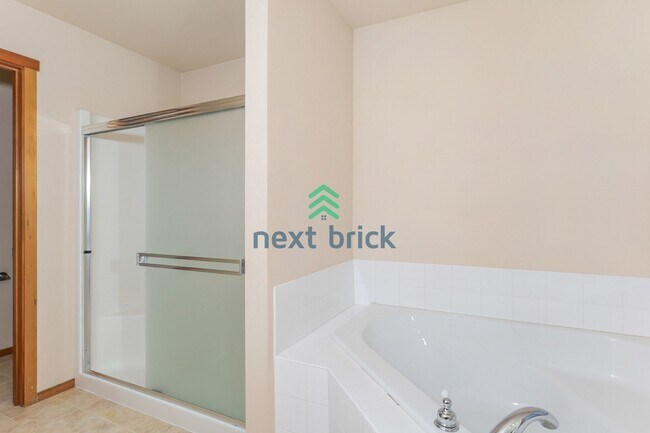 Building Photo - Stunning Bothell 5-Bedroom with flexible bonus room