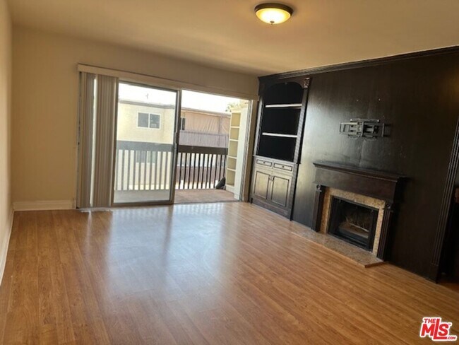 Building Photo - 5334 Lindley Ave