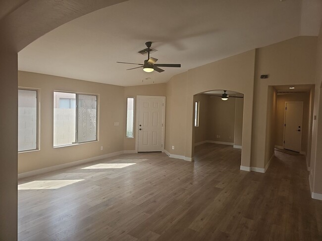 Building Photo - SPACIOUS and beautifully remodeled home! E...
