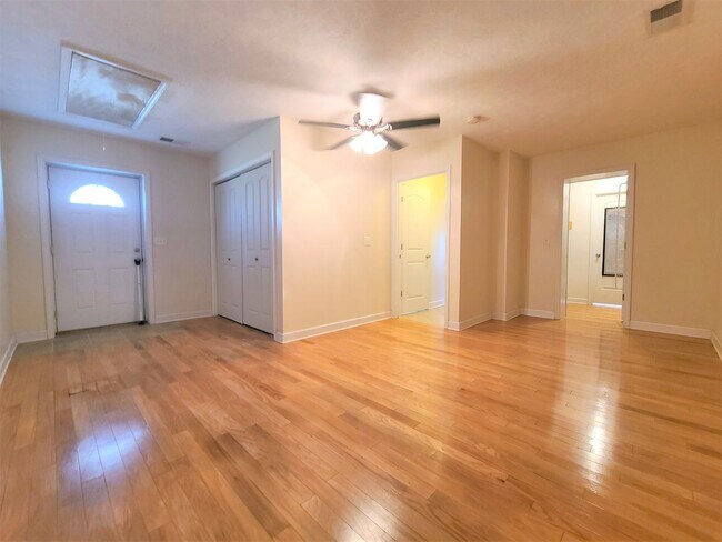 Building Photo - 1br, 1ba home  in Bloomingdale area, must see!