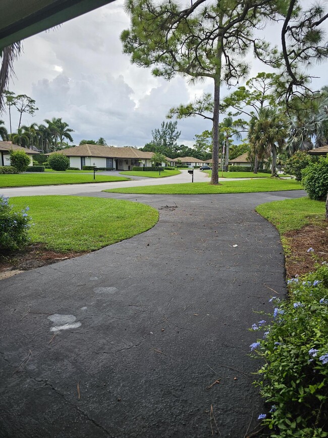 Building Photo - 435 Pine Villa Dr