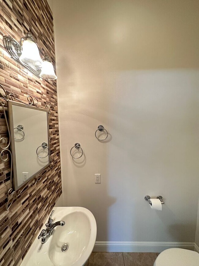 Building Photo - Elegant 4-Bedroom Home in the Prestigious ...
