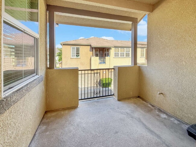 Building Photo - Welcome Home to the Treana Community in Stevenson Ranch 3BR 2 BA