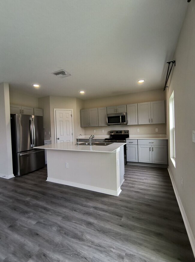 Building Photo - 5 BED 3 BATH SOLAR HOME FOR RENT!! Availab...