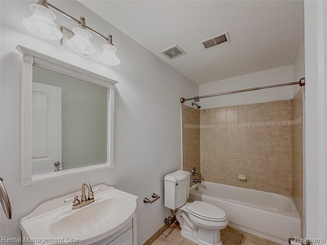 Building Photo - 5742 Putnam Dr