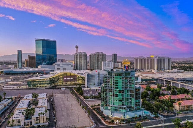 Building Photo - Absolutely stunning high rise loft at Metr...