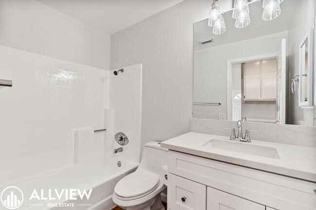 Building Photo - Gorgeous 2 bed/2 baths, located in the highly desired community of Woodbridge.