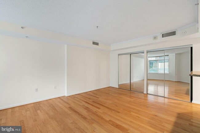 Building Photo - 3101 N Hampton Dr