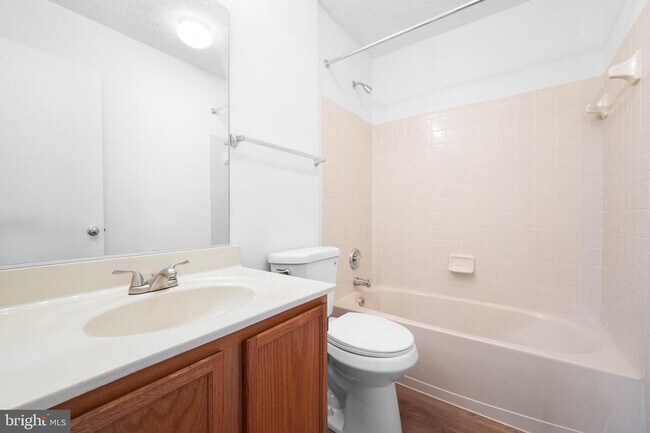 Building Photo - 14 Gemstone Ct