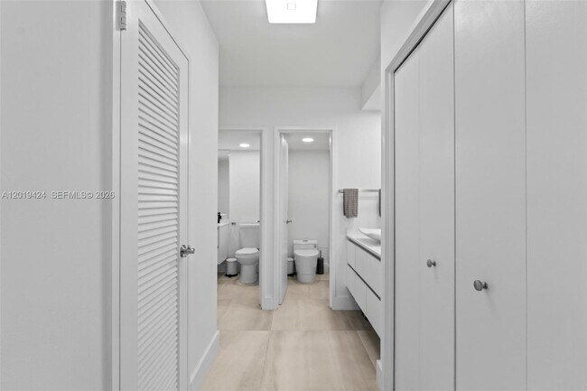 Building Photo - 5700 Collins Ave