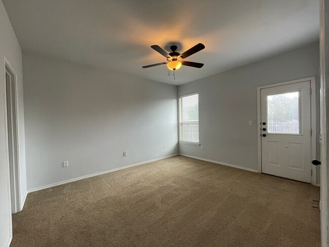 Building Photo - Single story townhome for rent