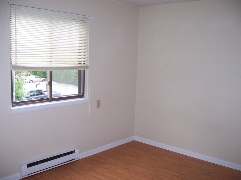 Building Photo - 523 Meadowview Dr