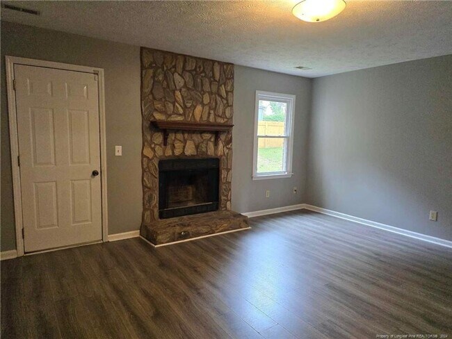 Building Photo - Conveniently located 3 bedroom!