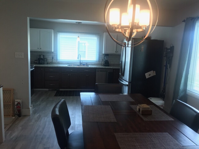 Building Photo - Gorgeous 3 bedroom, 2 bath home in great n...