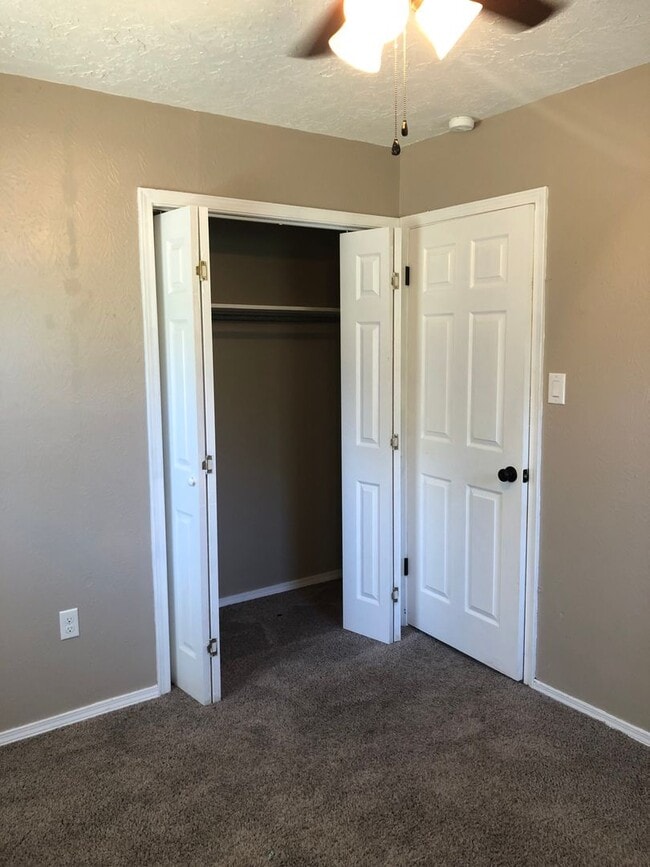 Building Photo - 5510 NW Cottonwood Dr