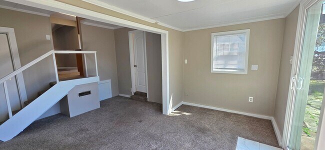 Building Photo - Adorable 3 Bedroom Bungalow close to Mercy Hospital $1295!!!