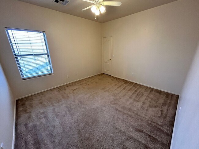 Building Photo - Large 3 Bed / 2 Bath Home with Sparkling P...