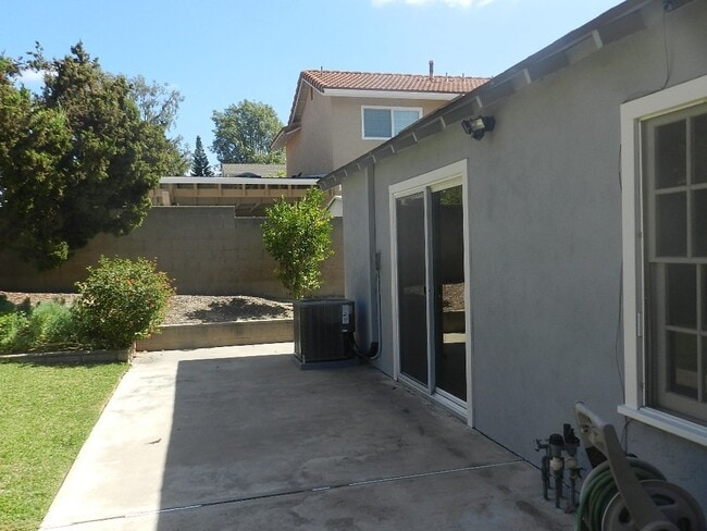 Building Photo - WONDERFUL SINGLE STORY HOUSE WITH LARGE YARD, GREAT LOCATION!