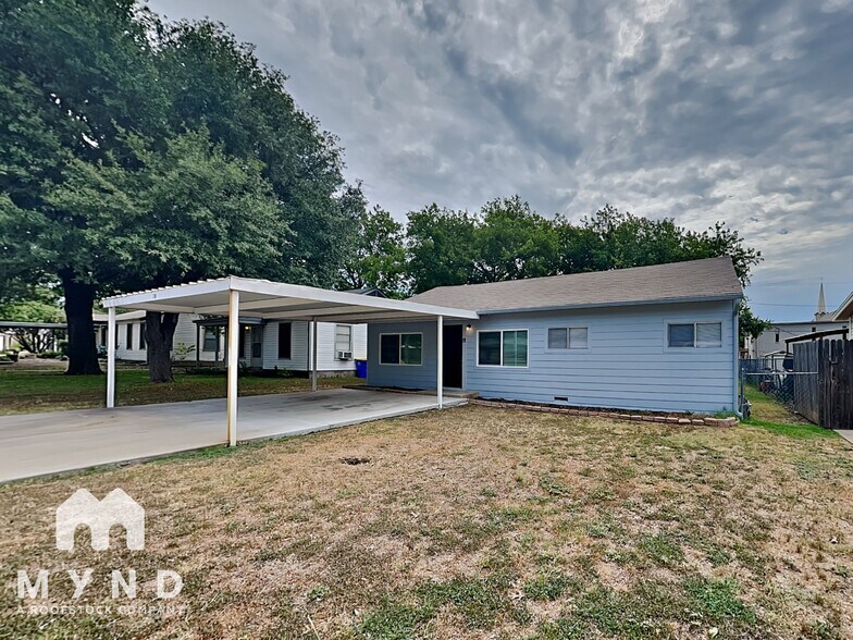 Primary Photo - 110 N Redford Ln