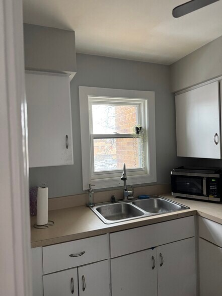 Building Photo - 1557 Monroe Ave