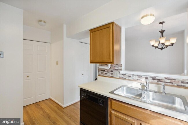 Building Photo - 18221 Fox Chase Cir
