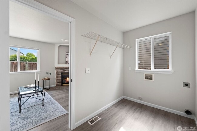 Building Photo - Amazing 4 br 2.5 bedroom 2000 sqft home!