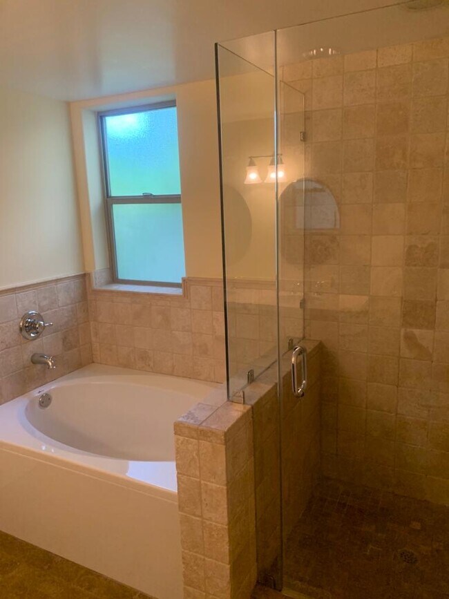 Tub and Separate Shower in Master - 5037 Rosewood Ave